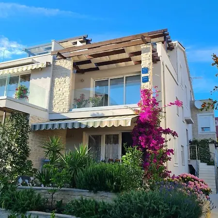 아파트 The Tribunj Tribalj