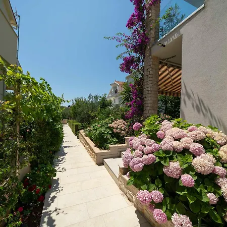 The Tribunj 아파트