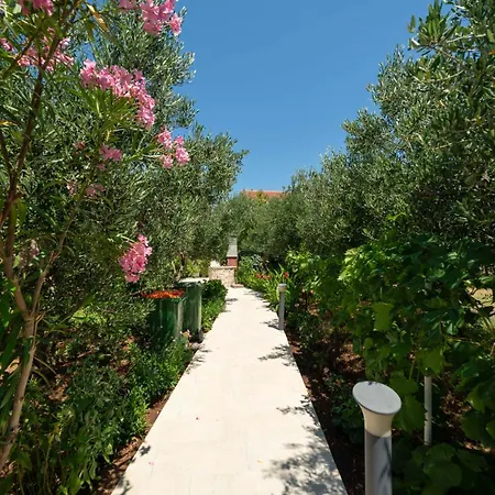 아파트 The Tribunj Tribalj