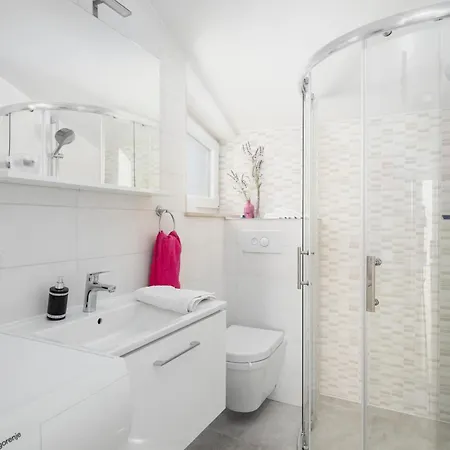 The Tribunj 아파트