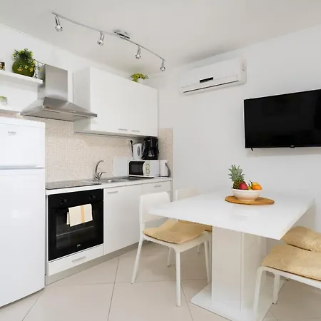 The Tribunj 아파트 *