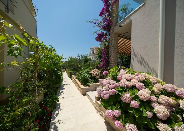 The Tribunj דירה