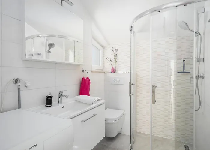 The Tribunj דירה